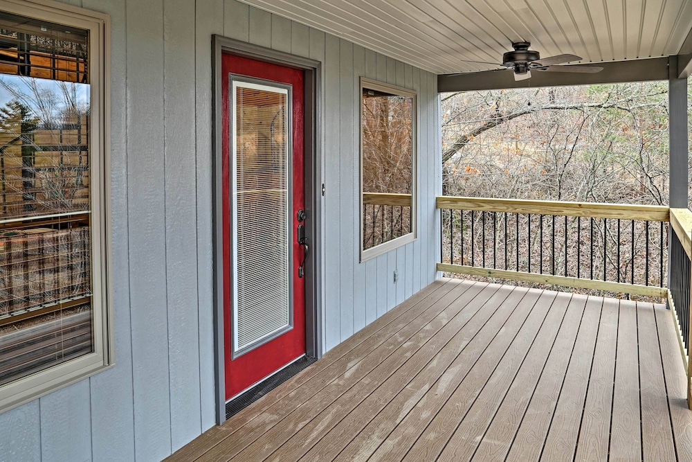 Cozy East Bernstadt Cabin w/ Porch  Fishing Lake! - Property Image 5