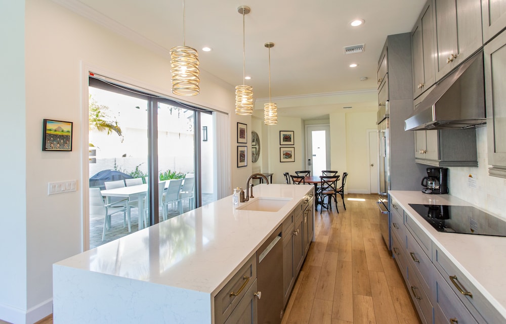 Sorrento Luxury Vacation Home: Expansive 5-Bedroom, 4.5-Bath Retreat with Private Pool, Hot Tub, and Pet-Friendly Accommodations – Just a Short Walk from S