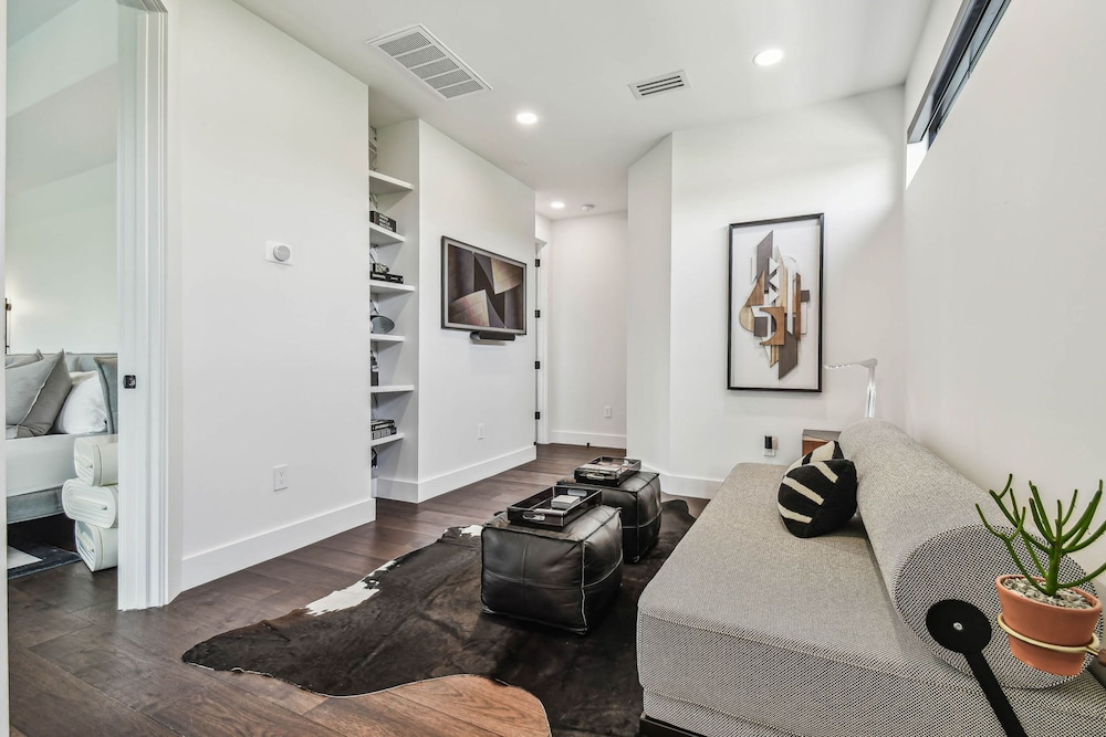 NEW The Strata Barn - Luxury Hyde Park Townhome