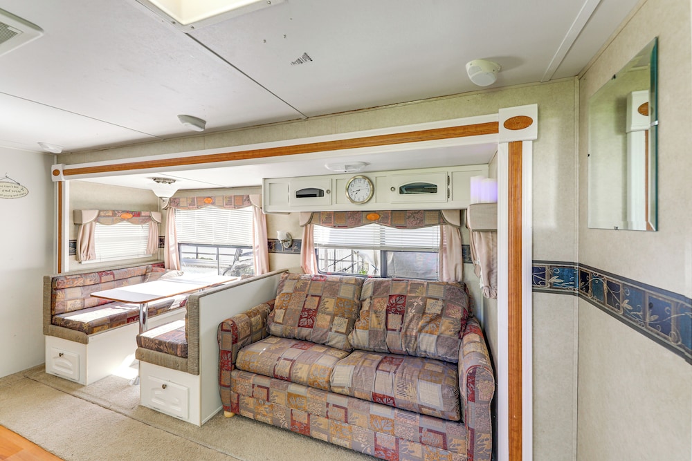 Sierra Nevada Mtn Views: Gardnerville Getaway