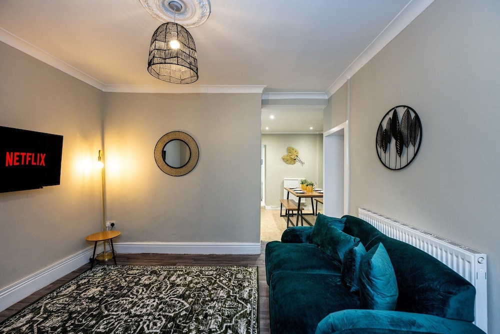 Comfortable 4-bed Home With Free Parking Wales