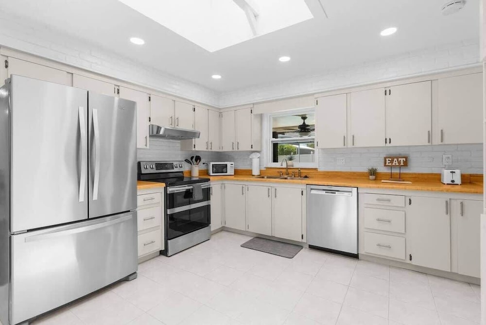 Brooksville Oasis! 3 Bedroom, Heated Pool Home