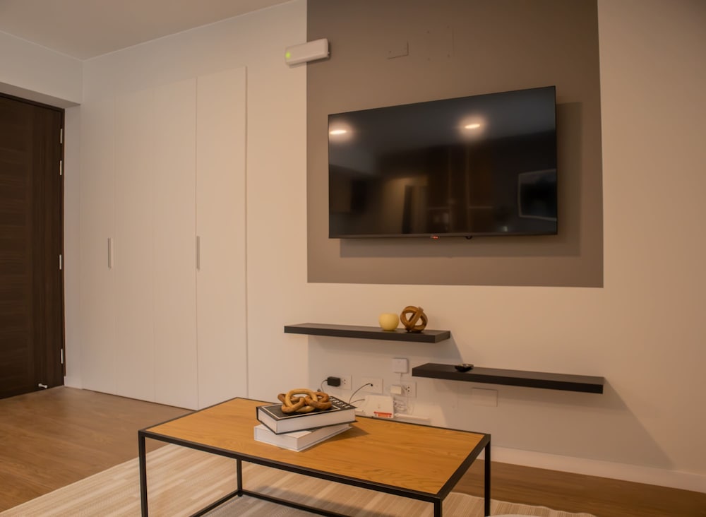 w Inviting 2BR w Balcony in Lively Miraflores