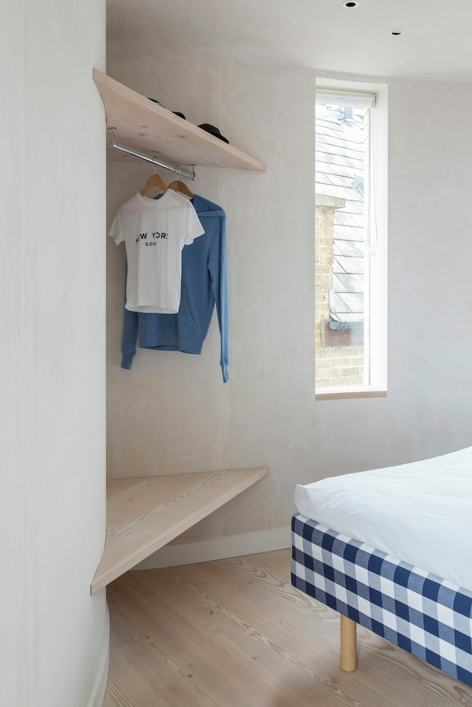 Blythe Road by Onefinestay