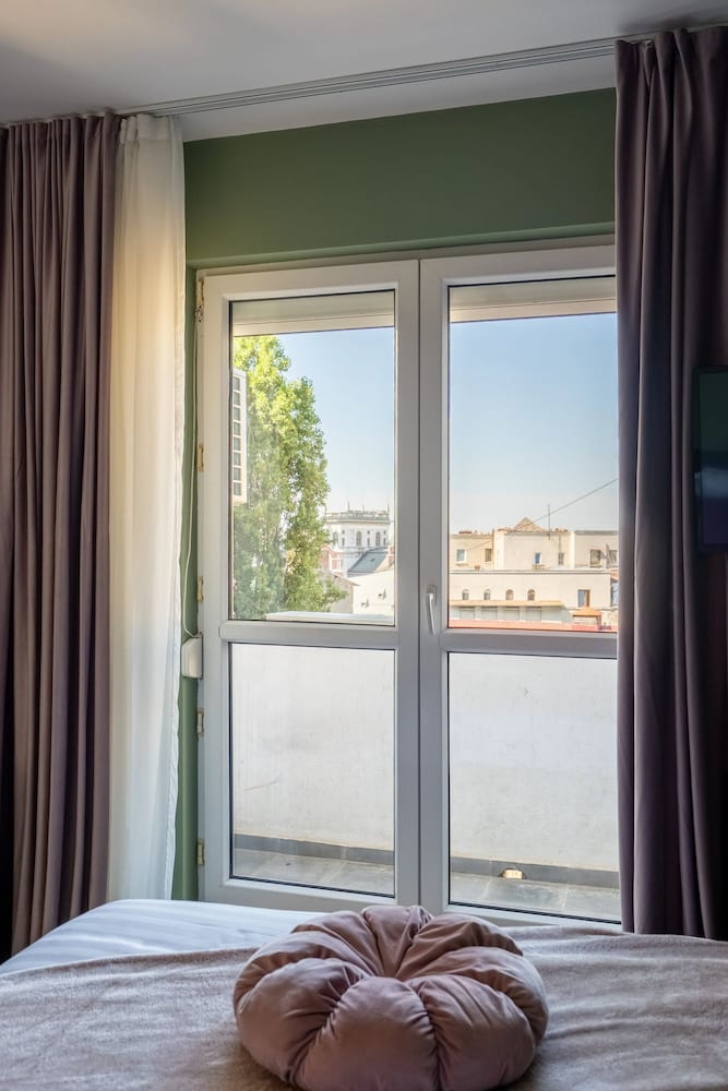 Colorful Bright 2BR on Iconic Calea Victoriei