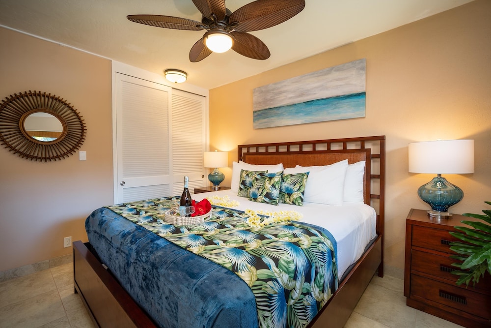 Kuleana 409 Oceanfront 1 bedroom 1 bath condo 1 Condo by RedAwning view 4