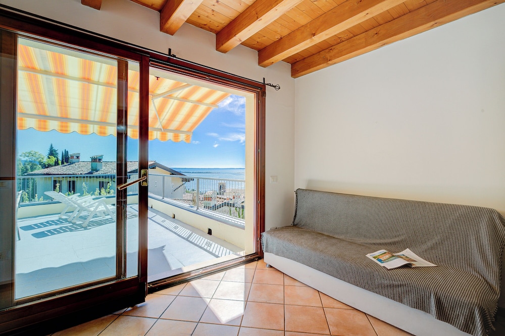 Eden House - Terrace & View Lake