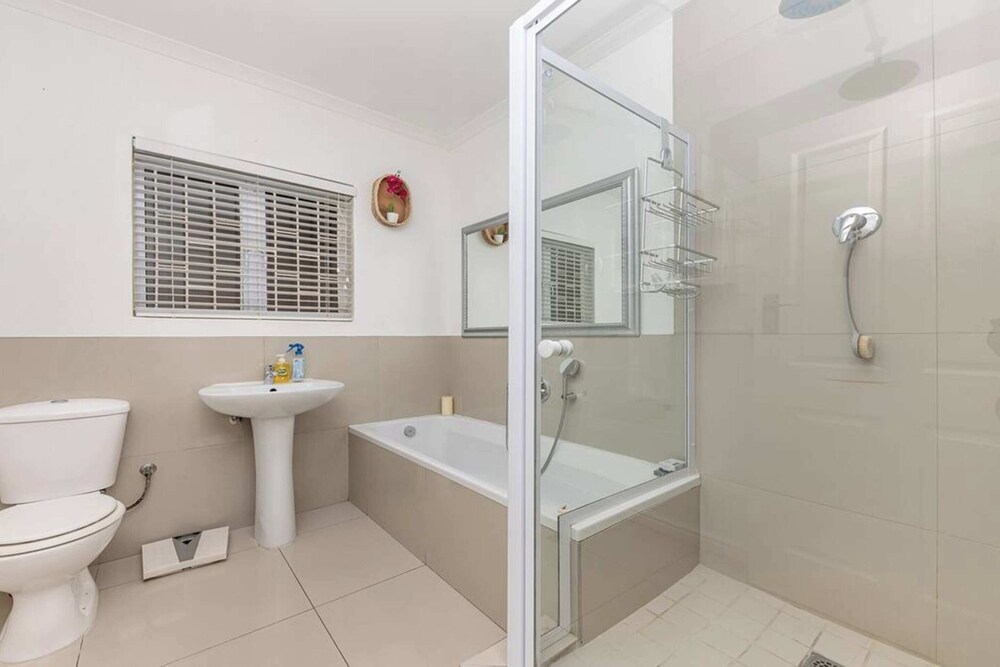 Cozy 2 Bedroom Apartment in Woodstock view 2