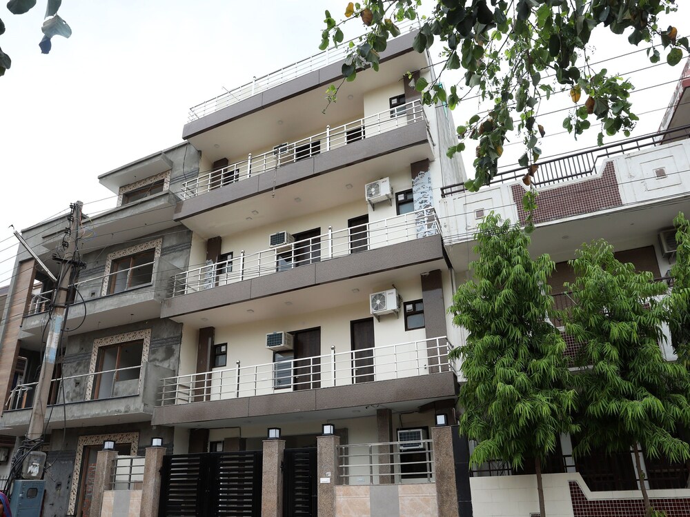 OYO 13555 Niketan Medanta