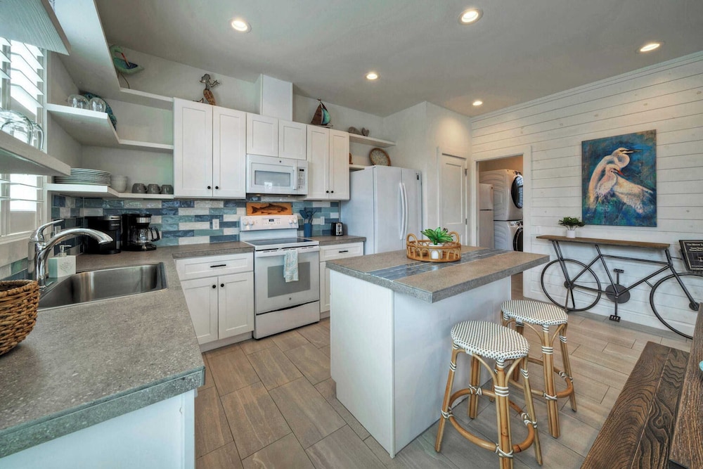Sleeps 20 2 Homes in Mercer Village w/ Pool Heart of Old Town, Walkable