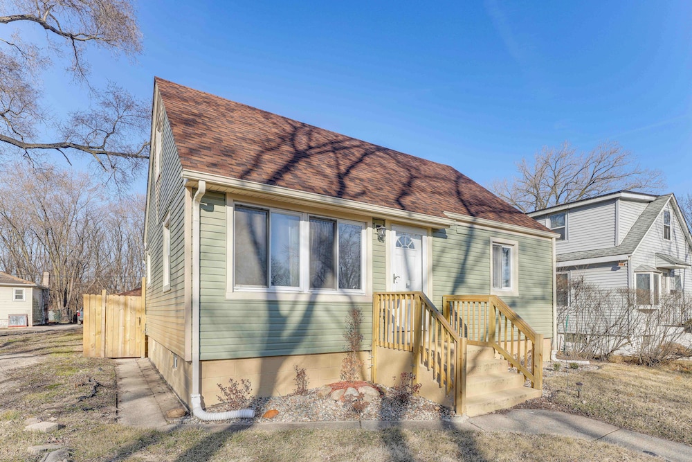 3 Mi to Hard Rock Casino: Charming Home in Gary!