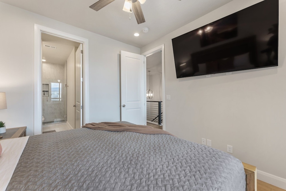 Canyon Country Oasis 6 Bedroom Townhouse
