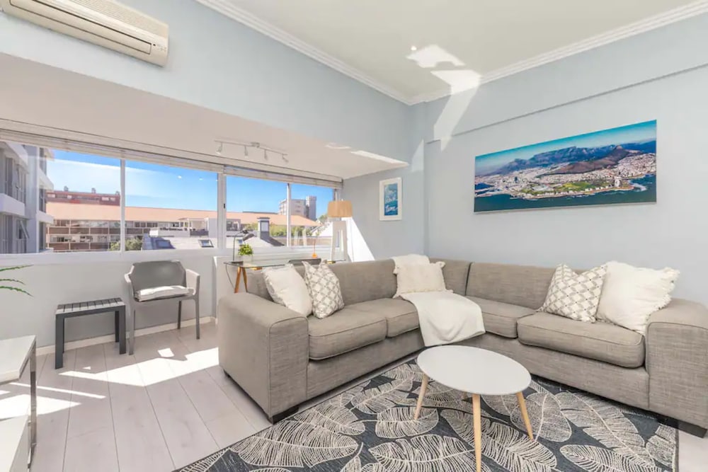 Stylish and Central 1 BD in Green Point view 3