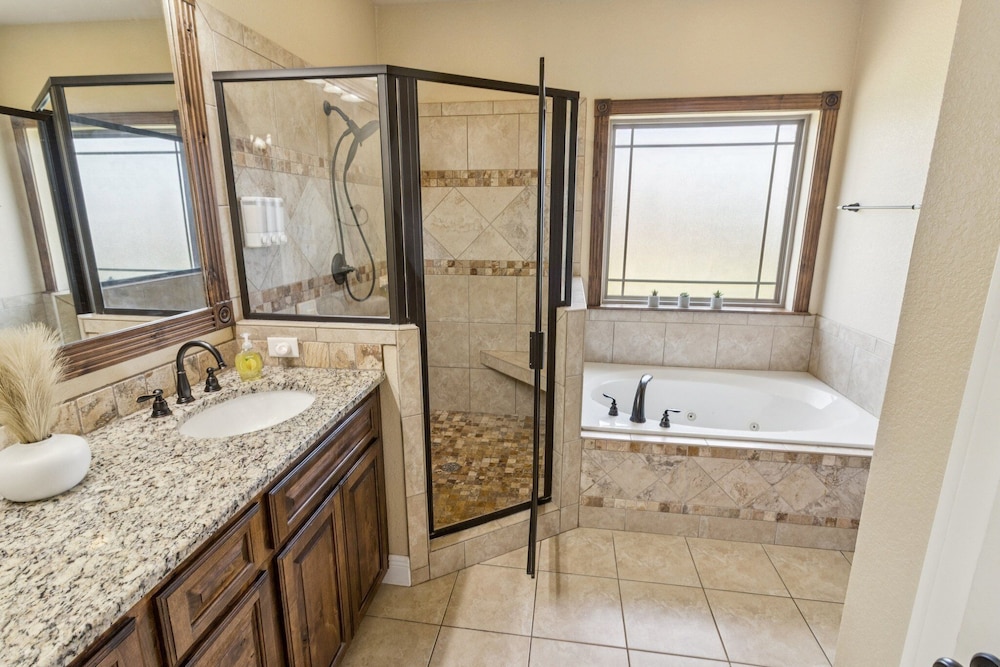 Gorgeous 4br Dakota Springs Home 3 Bedroom Home