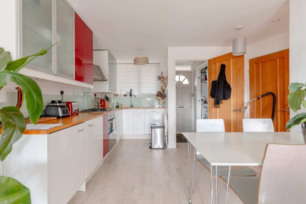 Stunning 1BD Flat w/ Garden Area, Kentish Town!