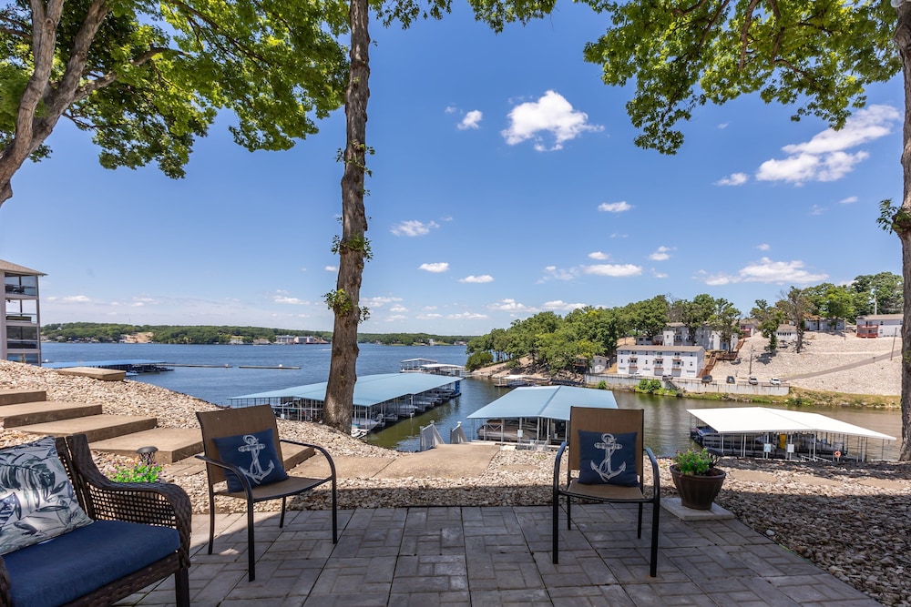 Pet-friendly Condo at Mm-19 w/ Boat Slip & Lake Views