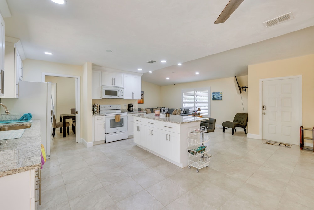 Saltwater Pool & Lanai: Lehigh Acres Escape!