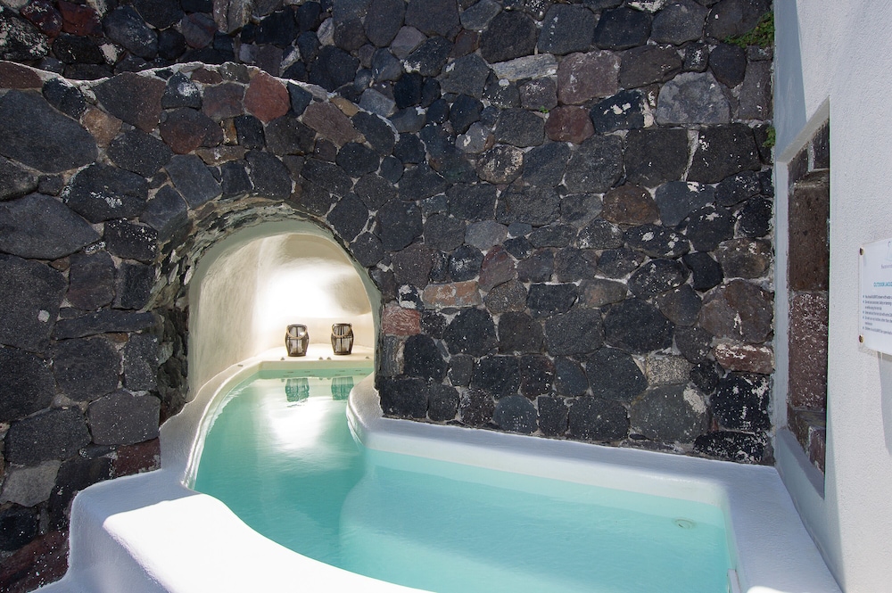 Luna Santorini Suites