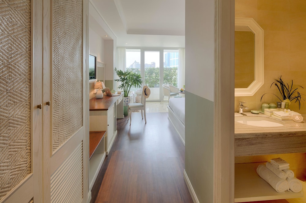 Au Lac Charner Hotel 2
