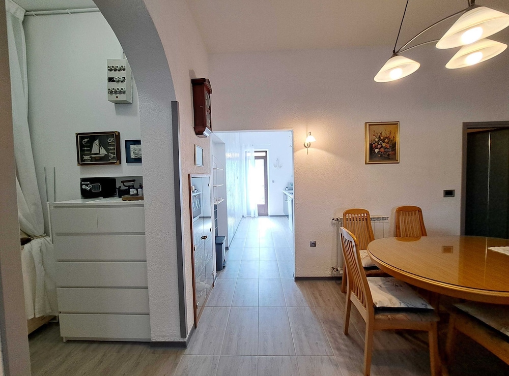 Spacious Urban Retreat Apartment With Terrace