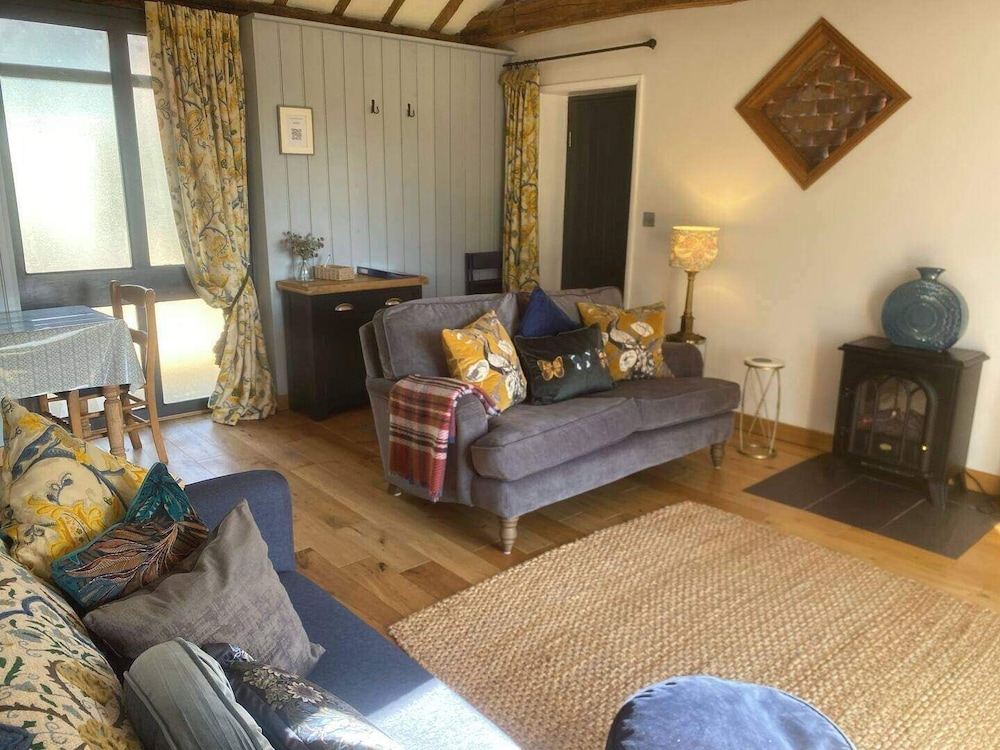 The Tack Room Cottage - Sleeps 4, Garden & Parking