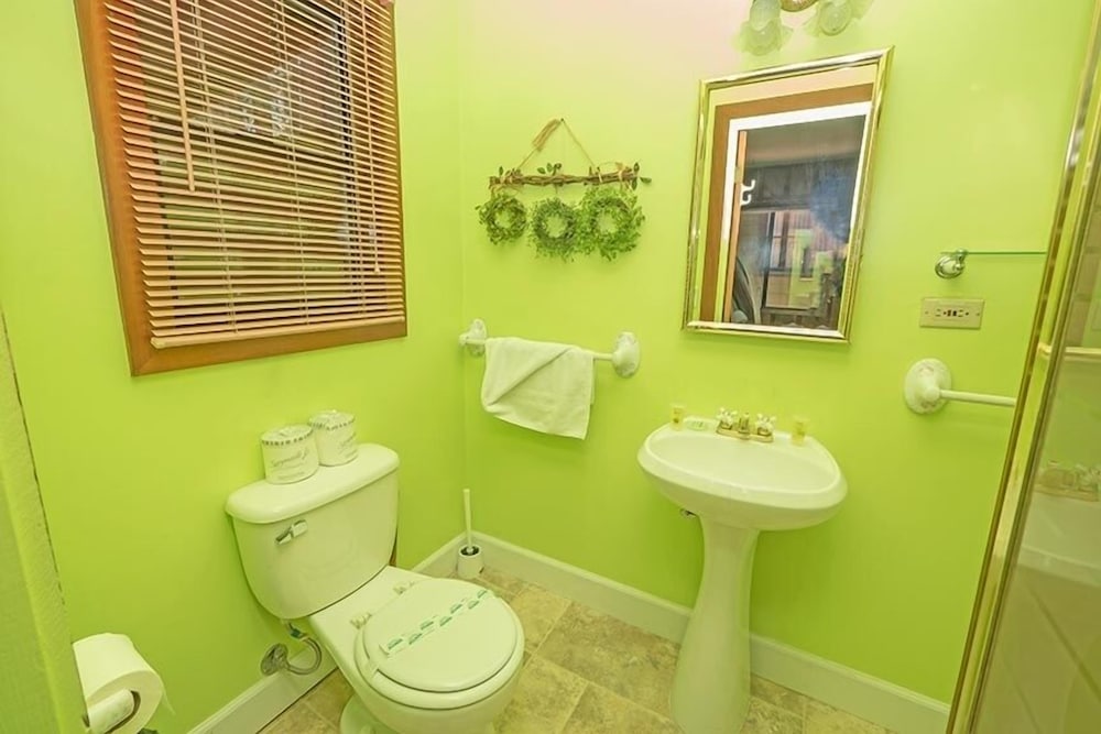 1198 Carson Avenue 1 Bedroom Cabin by RedAwning