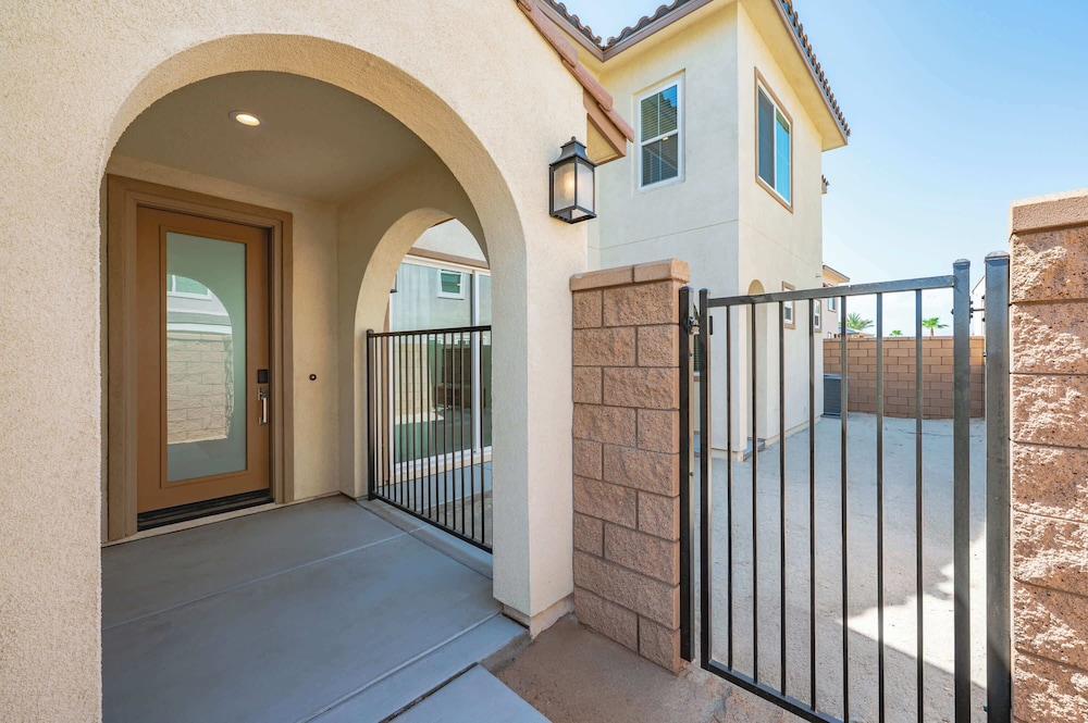 Stylish 3BR Oasis in Palm Desert Near El Paseo Zoo