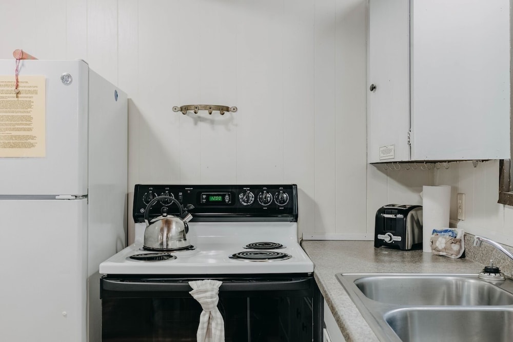 63mbr - Hot Tub - Bbq - Pets Ok - Wifi - Sleeps 6 2 Bedroom Home by RedAwning
