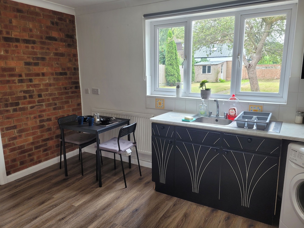 Charming Luton Apartment Retreat