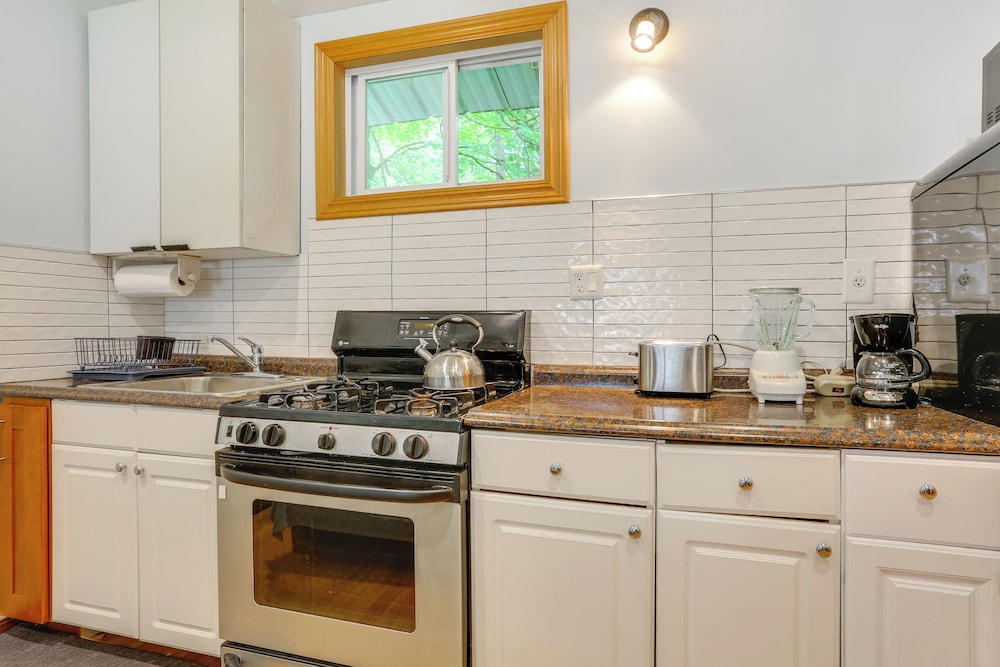 6 Mi to Bethel Woods: Cabin w/ Pool Access