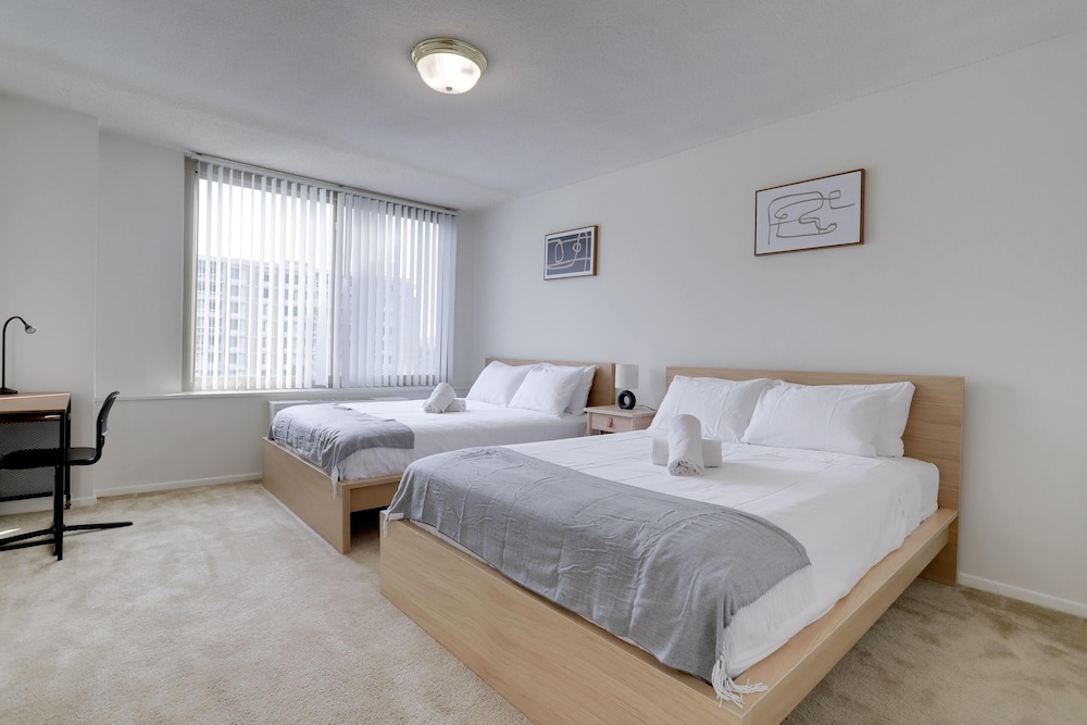 Stylish Comfort Condo in Crystal City