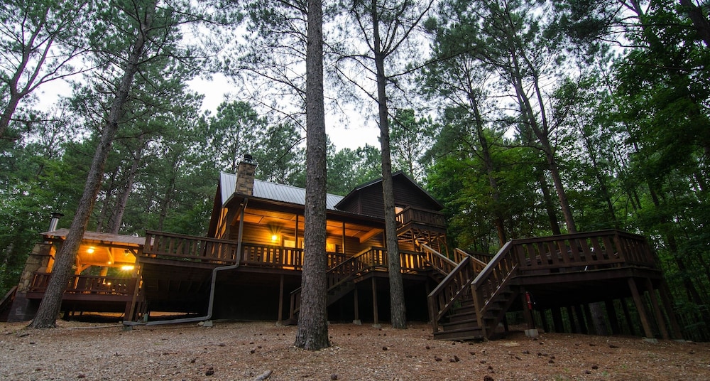 Denali Private Cabin Includes Xbox, Hot Tub, and Stone Pizza Oven by Redawning view 3