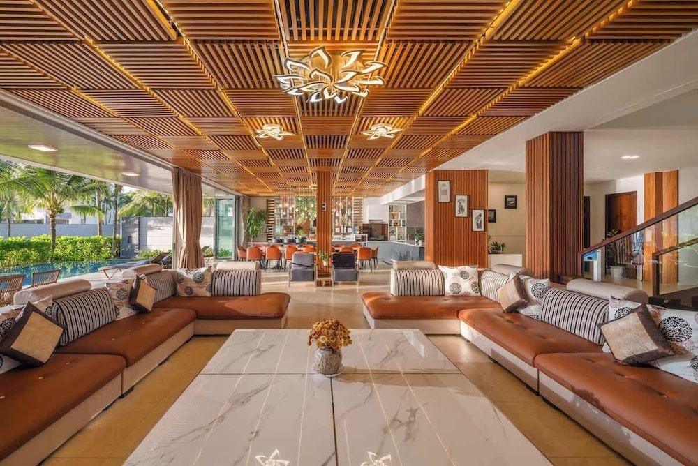 8BR Beachfront Eden: Luxury Events & Getaways