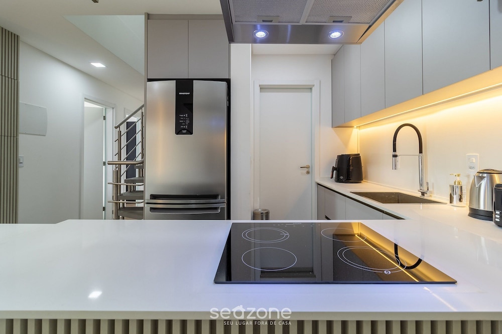 Modern apt With Pool and hot Tub! Rhl0305