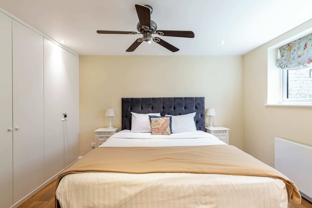 Elegant Two Bedroom Flat in Redcliffe Gardens