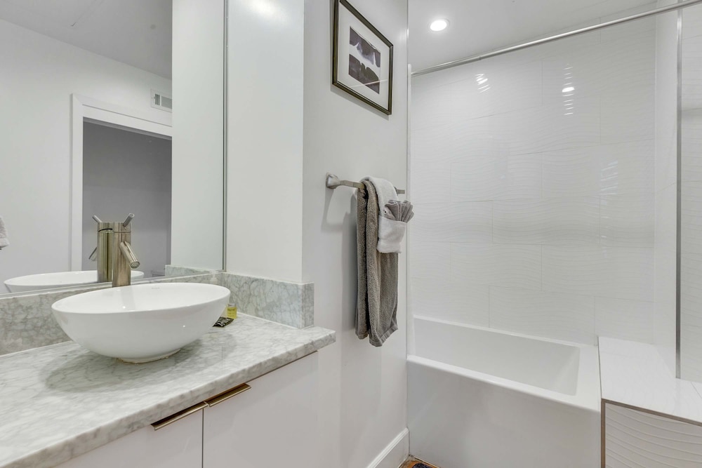 Stylish Deluxe 1BR At HWH by Oneluxstay