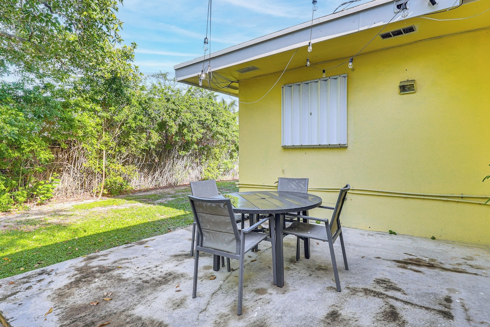3 Mi to Hard Rock Stadium: Cozy Home w/ Patio