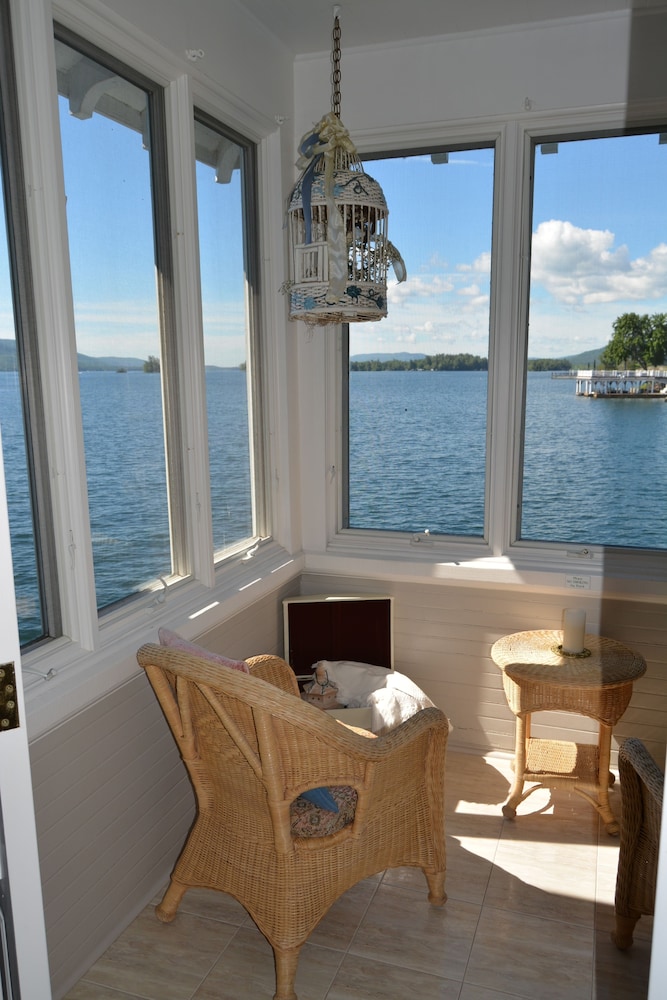Boathouse Waterfront Lodging