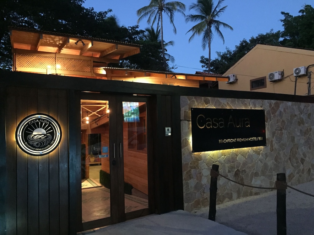 Casa Aura Beachfront Premium Hostel