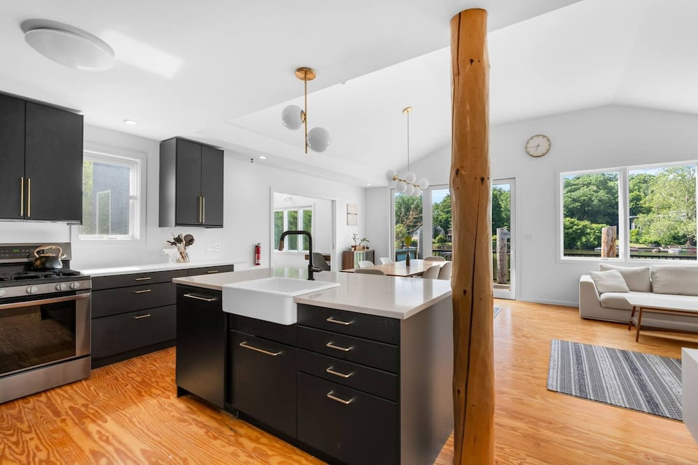 Mod Artist Home With River Views