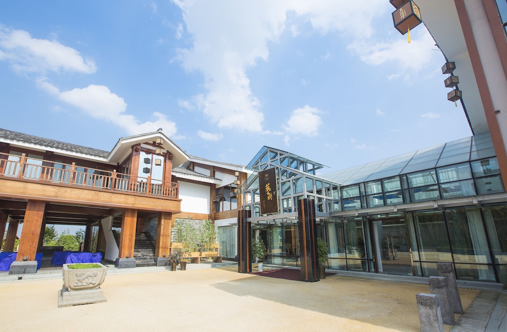 Qiancuihang Art Hotel