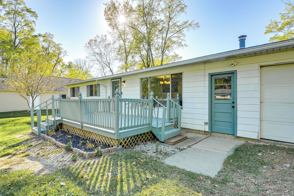 Sand Lake Retreat: Canal Access & Large Yard!