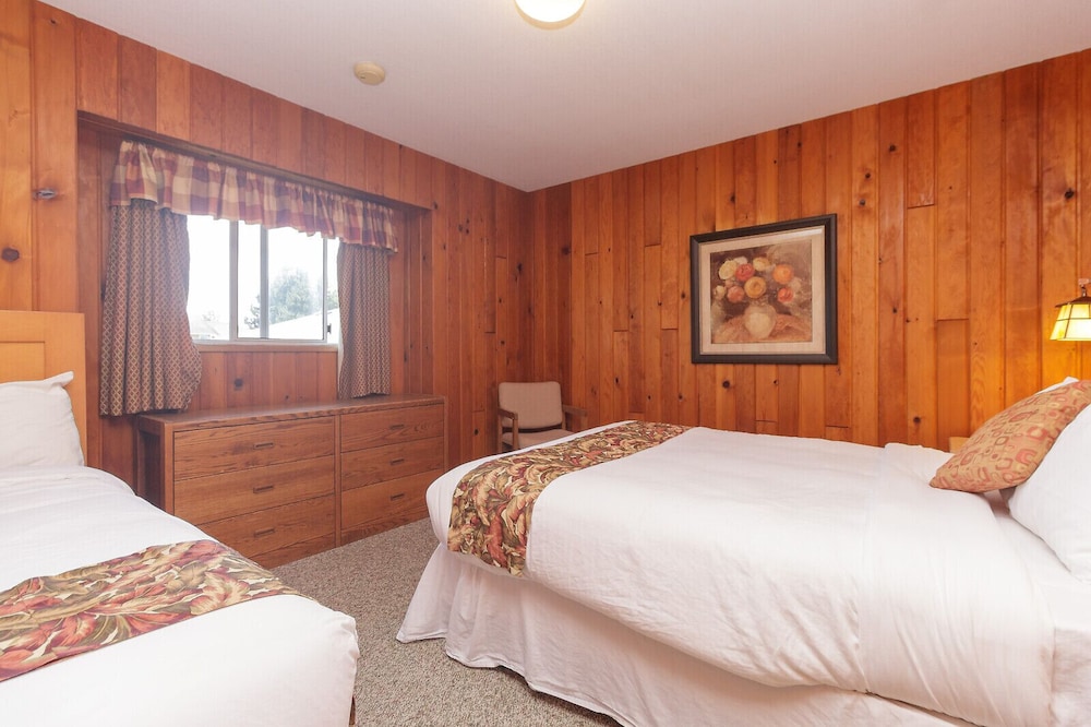 The Cedarwood Inn & Suites