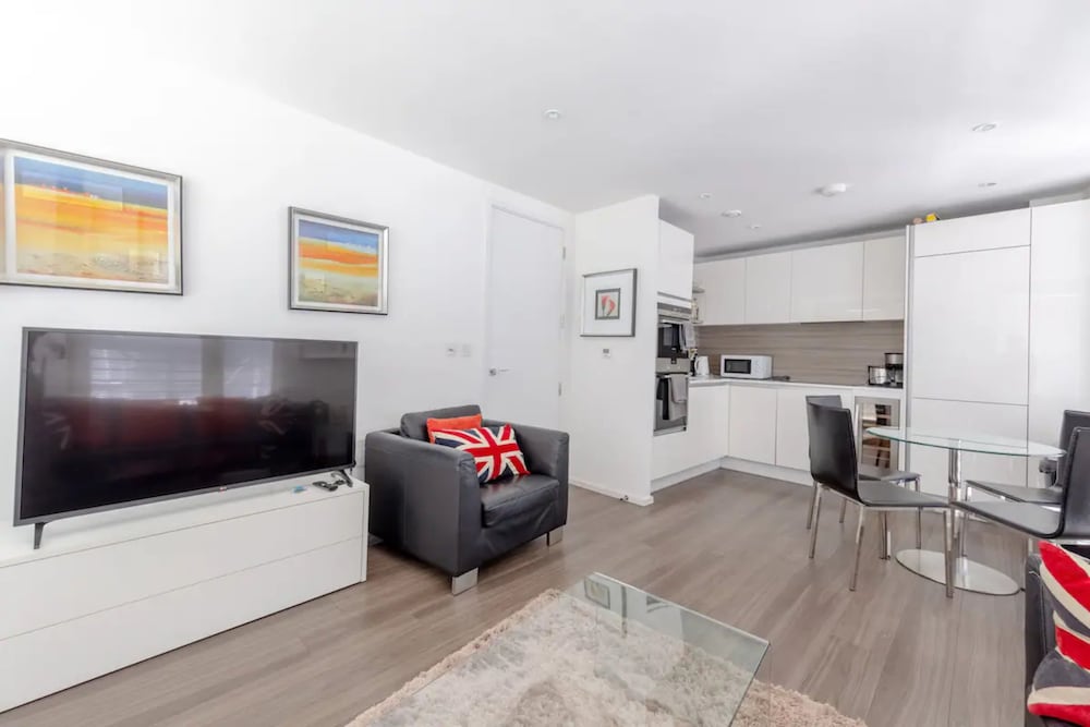 Modern 2BD Flat With a Balcony - Wandsworth