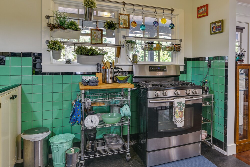 Charming City Cottage ~ 8 Mi to Downtown Portland! view 5