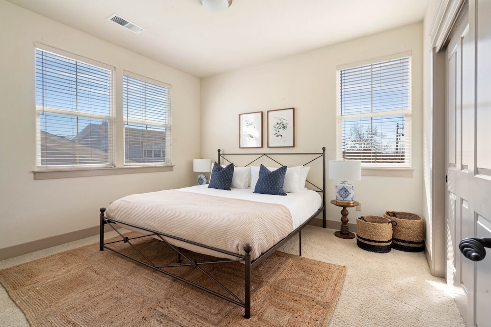 Fiano by Avantstay Centrally Located Haven w/ Stunning Courtyard & Pool Table view 5