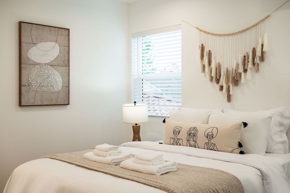 Cozy Modern Stay in Alhambra 30plus Days Welcome