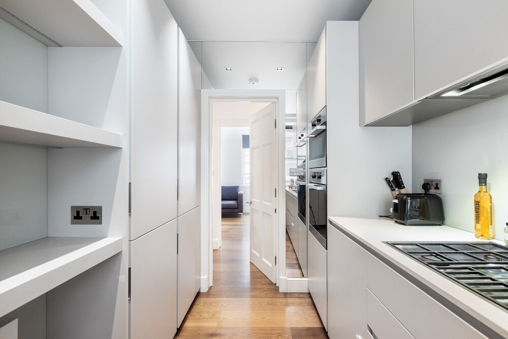 Stylish 2BR 2BA by the Heart of Soho