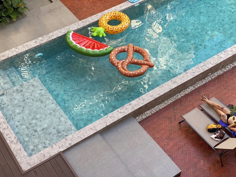 Feung Nakorn Balcony Rooms and Cafe
