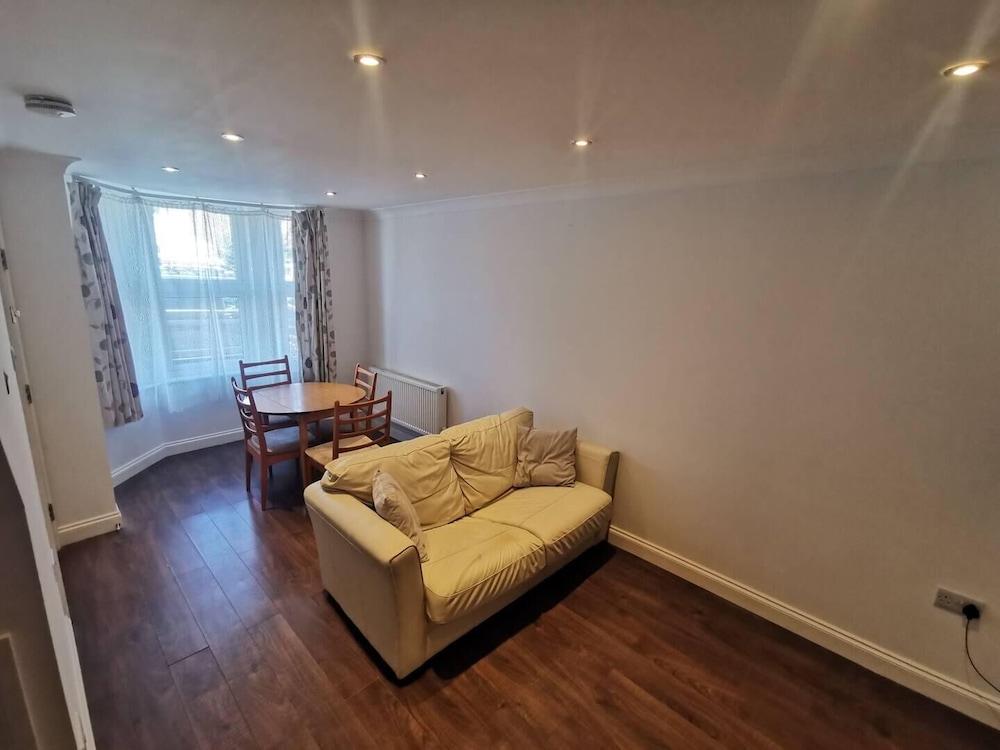 Romford Retreat - Stylish Apartment Stay view 4
